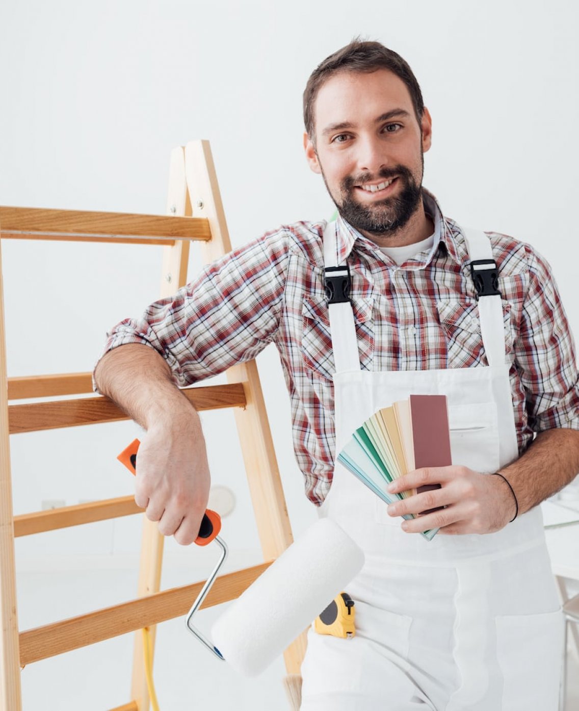 Maler bei der Arbeit mit Farbfächer
