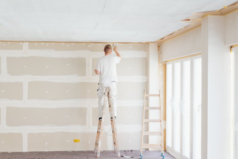 Maler verputzt Wände