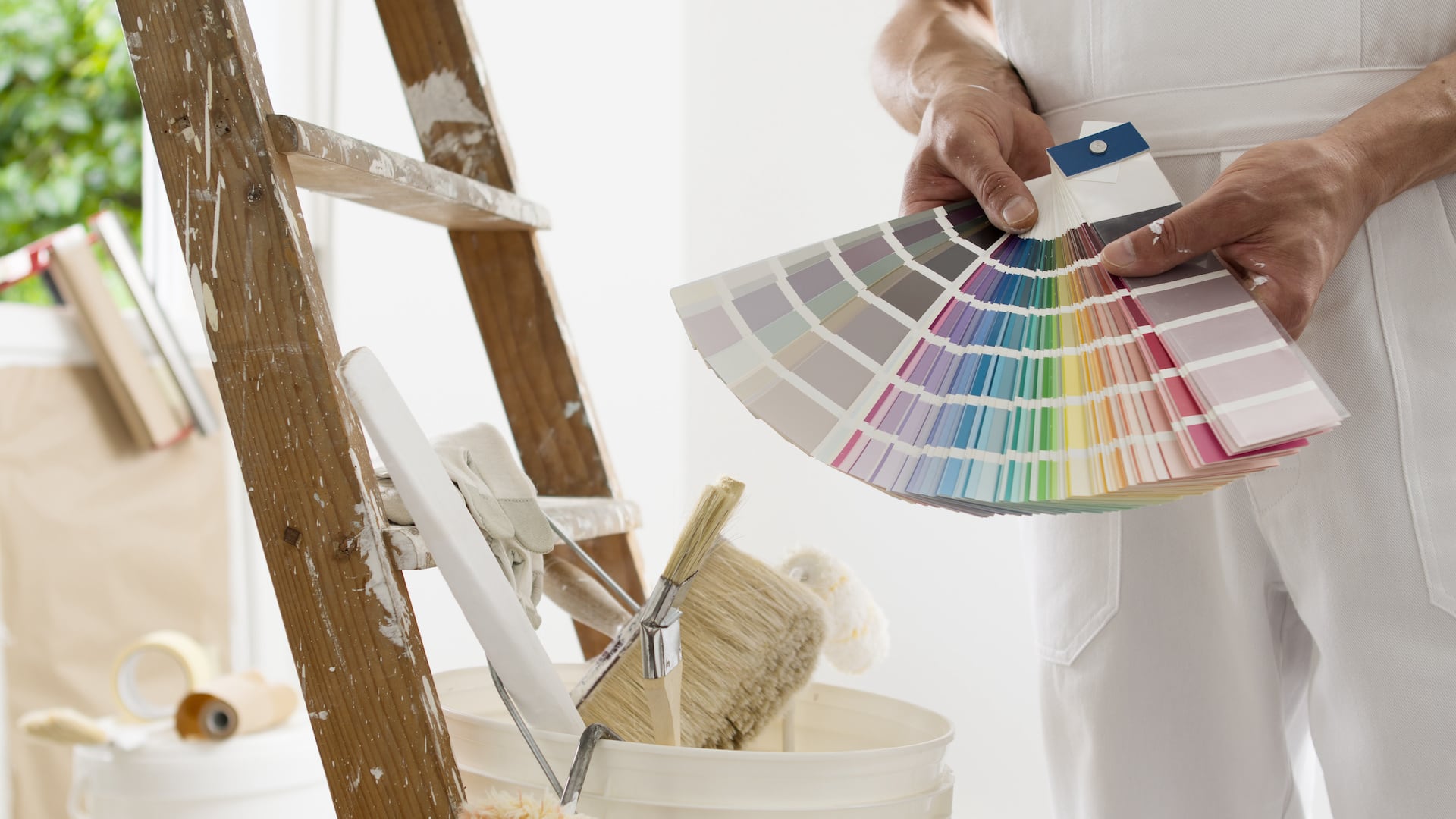 Maler zeigt Farbauswahl für Wände Zuhause